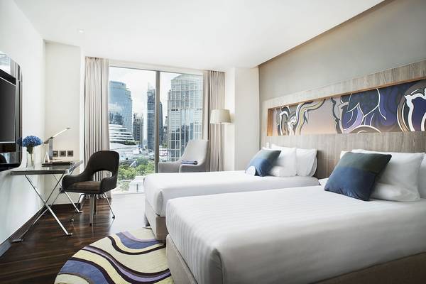 Zimmer im Novotel Bangkok Sukhumvit 20 mit zwei Betten, Blick auf die Stadt, modernes Design.