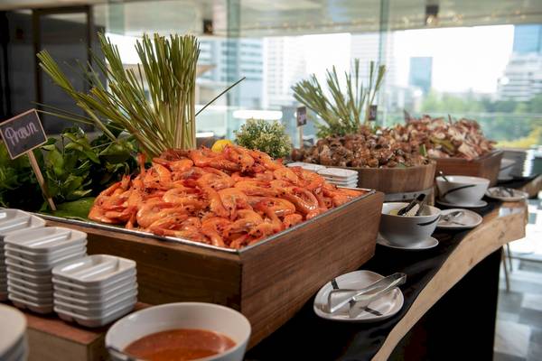 Buffet-Tisch mit verschiedenen Meeresfrüchten und Garnelen im Novotel Bangkok Sukhumvit 20