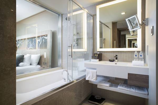 Badezimmer im Novotel Bangkok Sukhumvit 20 Hotel mit Badewanne, Dusche und Waschbecken.