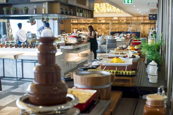 Restaurant-Buffet im Novotel Bangkok Sukhumvit 20 Hotel mit verschiedenen Speisen und Desserts.