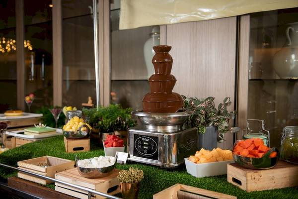 Ein Schokoladenbrunnen auf einer Tischplatte im Novotel Bangkok Sukhumvit 20