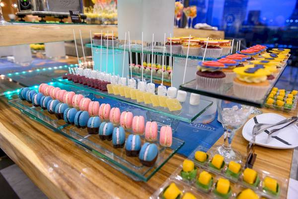 Buffettisch mit Gebäck im Novotel Bangkok Sukhumvit 20