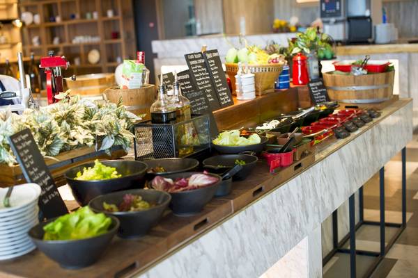 Buffet-Tisch im Hotel Novotel Bangkok Sukhumvit 20 mit verschiedenen Salaten und Dressings.