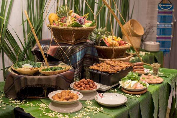 Buffet-Tisch im Novotel Bangkok Sukhumvit 20 mit verschiedenen Gerichten und Früchten.
