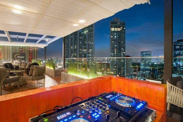 Abendansicht der Hotelterrasse des Novotel Bangkok Sukhumvit 20 mit Blick auf die Stadt
