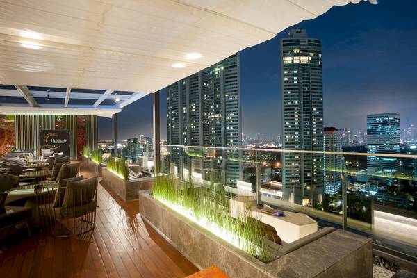 Dachterrasse des Novotel Bangkok Sukhumvit 20 Hotels bei Nacht mit Blick auf die Stadt