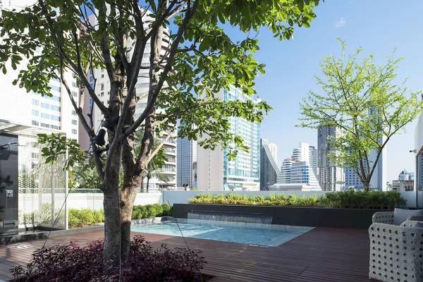 Hotel Dachterrasse mit Pool und Bäumen in Bangkok