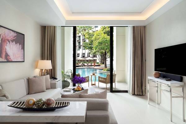 Wohnzimmer des Siam Kempinski Hotels in Bangkok mit Blick auf den Pool.