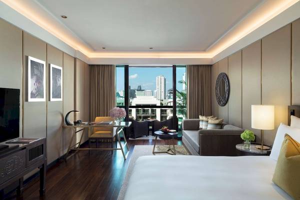 Innenansicht eines Zimmers im Siam Kempinski Hotel Bangkok mit Blick auf die Stadt.