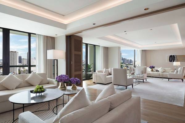 Wohnzimmer im Siam Kempinski Hotel Bangkok mit Blick auf die Stadt