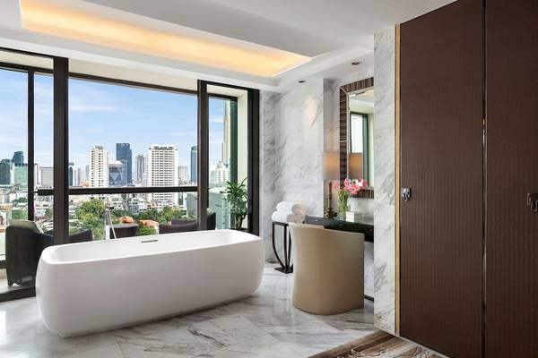 Badezimmer des Siam Kempinski Hotel Bangkok mit Badewanne und Stadtblick