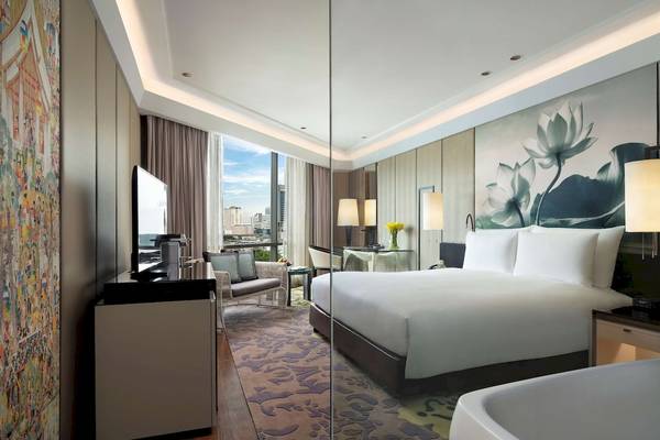 Suite Zimmer im Siam Kempinski Hotel Bangkok mit Blick auf die Stadt.
