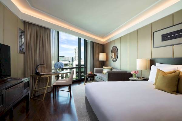 Hotelzimmer im Siam Kempinski Hotel Bangkok mit Blick auf die Stadt