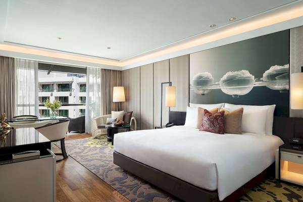Luxuriöse Suite im Siam Kempinski Hotel Bangkok mit Blick auf die Stadt.