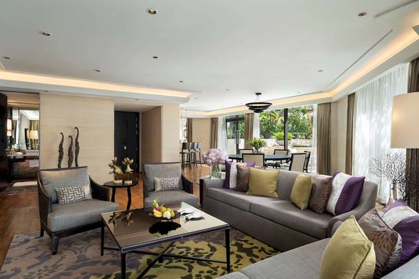 Inneneinrichtung des Siam Kempinski Hotels in Bangkok mit Sofas, Tischen und Fenstern
