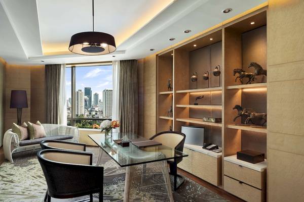 Innenansicht des Arbeitszimmers im Siam Kempinski Hotel Bangkok mit Schreibtisch, Stühlen und Blick auf die Stadt