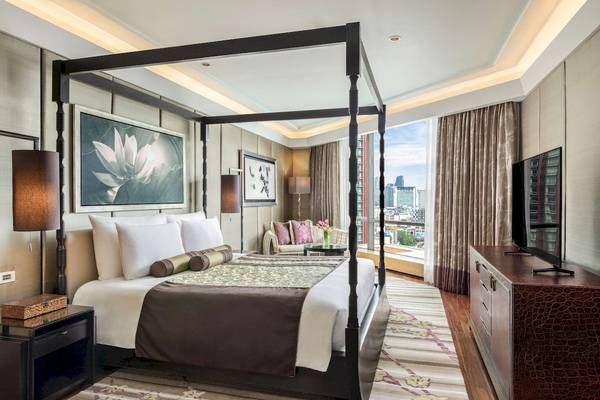 Bett im Siam Kempinski Hotel Bangkok mit Stadtblick und modernem Design