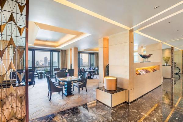 Innenbereich des Siam Kempinski Hotel Bangkok mit moderner Einrichtung und großen Fenstern.