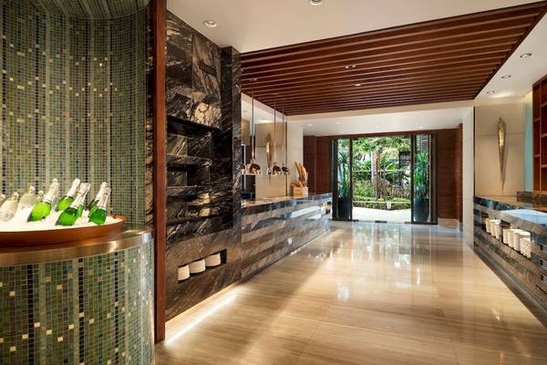 Innenbereich des Siam Kempinski Hotel Bangkok mit grünen Fliesen und Holzboden