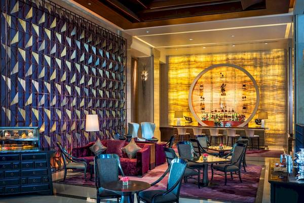 Innenbereich des Siam Kempinski Hotels in Bangkok mit modernen Möbeln und dekorativen Elementen.