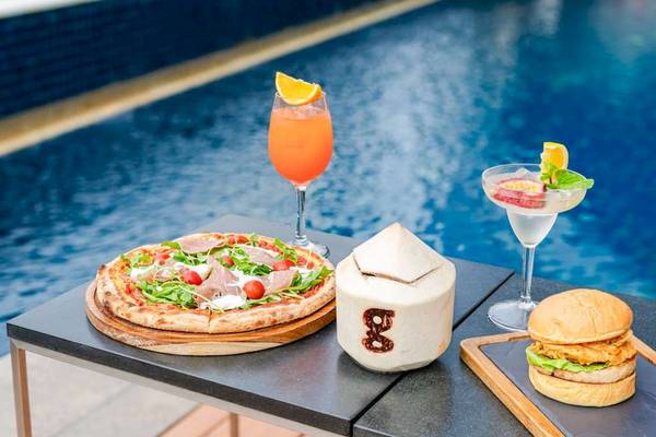 Gedeck am Pool mit Pizza, Burger und Cocktails im Pullman Bangkok Hotel G
