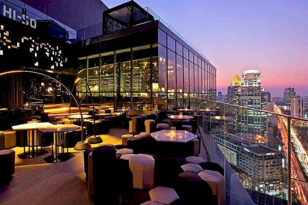 Aussicht von der Dachterrasse des SO/ Bangkok Hotels auf die Stadt bei Nacht