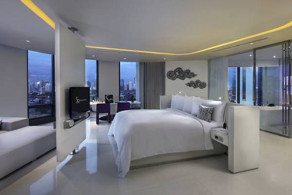 Schlafzimmer im SO/ Bangkok Hotel mit moderner Einrichtung und Stadtblick
