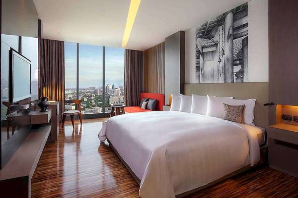 Innenansicht eines Hotelzimmers im SO/ Bangkok mit Blick auf die Stadt.