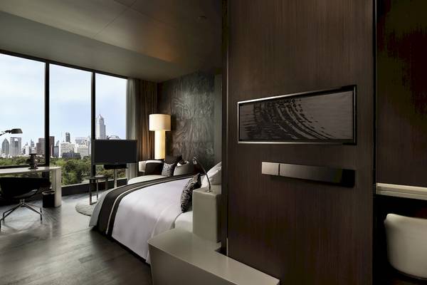 Schlafzimmer im SO/ Bangkok Hotel mit Blick auf die Stadt.