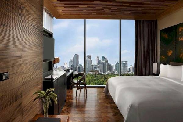Innenansicht des Zimmers im SO/ Bangkok Hotel mit Blick auf die Stadt