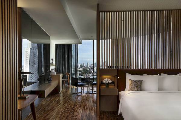 Innenansicht eines Hotelzimmers im SO/ Bangkok mit Blick auf die Stadt.