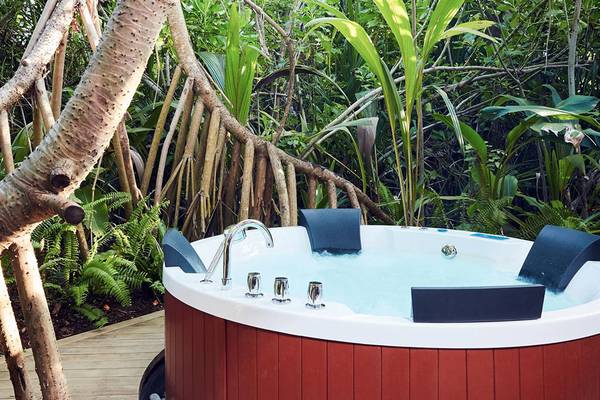 Jacuzzi des Amari Havodda Maldives im Dschungel