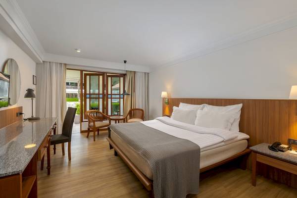 Innenansicht eines eleganten Schlafzimmers im Sunprime Kamala Beach Hotel.