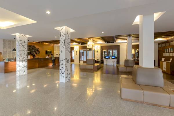 Empfangsbereich des Sunprime Kamala Beach Hotels mit moderner Einrichtung und freundlichem Personal.