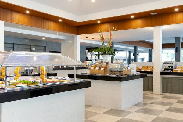 Buffetbereich im Sunprime Kamala Beach Hotel mit verschiedenen Speisen und Dekor.