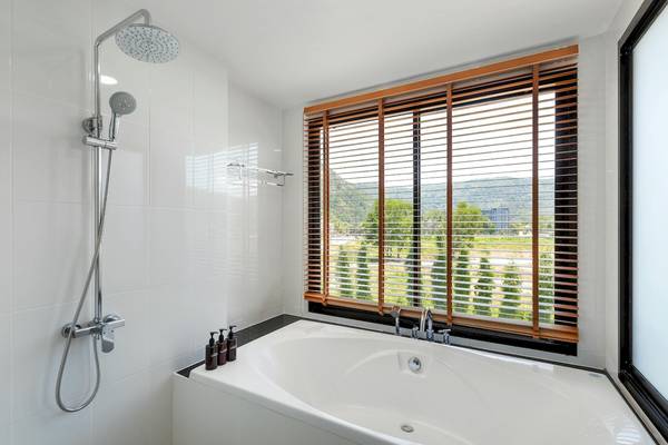 Badezimmer mit Badewanne und Dusche im Sunprime Kamala Beach Hotel