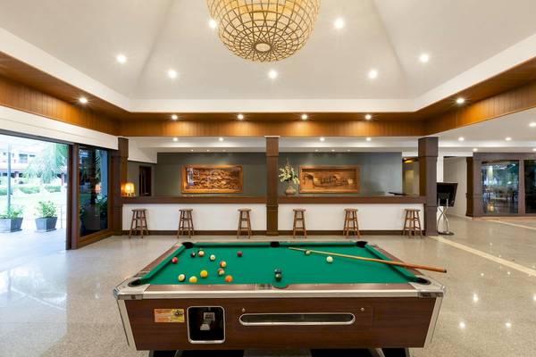 Poolhalle im Sunprime Kamala Beach Hotel mit grünem Billardtisch und hölzernen Stühlen.