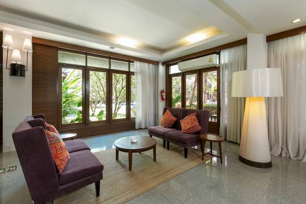 Hotellobby-Bereich im Sunprime Kamala Beach mit modernen Möbeln und großen Fenstern.