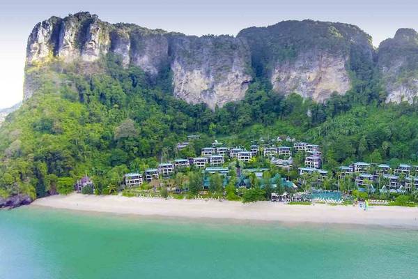 Luftaufnahme des Centara Grand Beach Resort & Villas Krabi an einem Strand mit Klippen