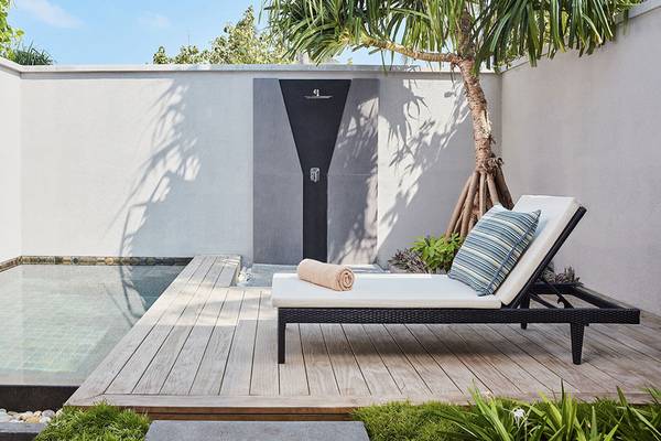 Private Pool und Loungebereich im Amari Havodda Maldives