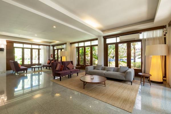 Hotellobby mit Sofas, Tischen und Lampen im Sunprime Kamala Beach