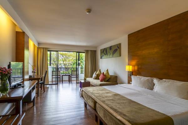 Innenansicht eines Hotelzimmers im Sunprime Kamala Beach Hotel mit Doppelbett, Couch und Balkon.