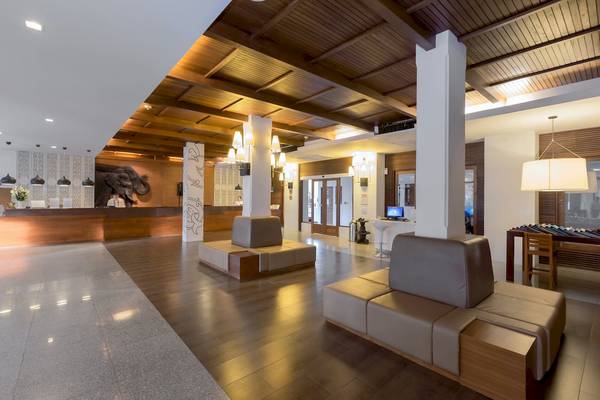 Lobby des Sunprime Kamala Beach Hotels mit Rezeption, Sofas und Beleuchtung.