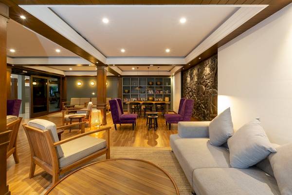 Innenansicht der Lobby des Sunprime Kamala Beach Hotels mit Sofas, Stühlen und Tischen.