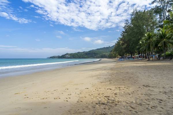 Strandansicht mit blauem Himmel und weißen Wolken, nahe dem Sunprime Kamala Beach Hotel