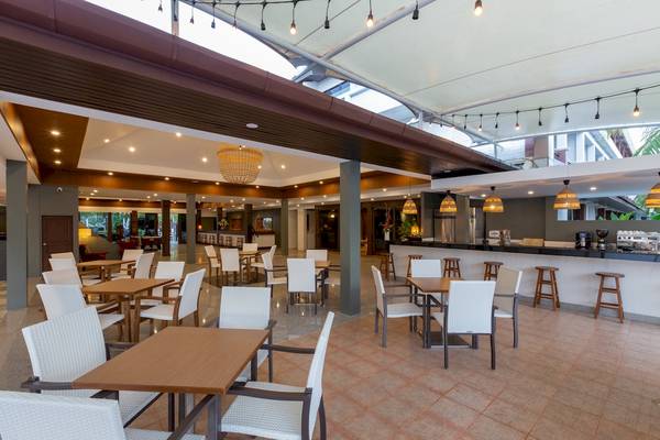 Innenbereich des Hotels Sunprime Kamala Beach mit Cafe und Esstischen