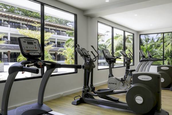 Fitnessstudio im Sunprime Kamala Beach Hotel mit Blick auf eine tropische Landschaft