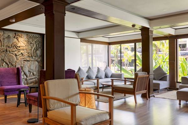 Lobby des Sunprime Kamala Beach Hotels mit Möbeln und Dekoration.