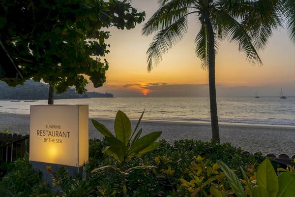 Sonnenuntergang am Strand vor dem Sunprime Kamala Beach Hotel.