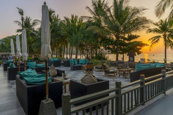 Terrasse des Sunprime Kamala Beach Hotels mit Blick auf den Sonnenuntergang und das Meer